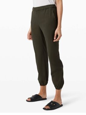 Lululemon Essential Affinity Mid Rise Jogger Size 2 in Dark Olive